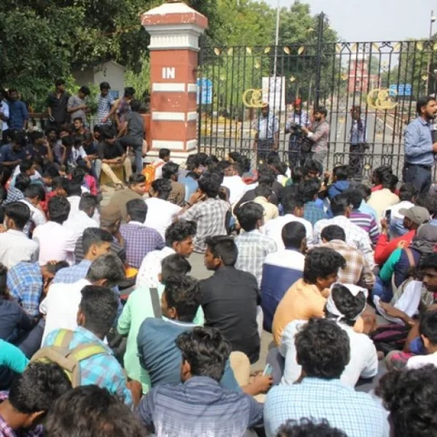 `தேர்வு விதியை மாற்றாதீங்க; மாணவர்கள் வாழ்வில் விளையாடாதீங்க!’ - அண்ணா பல்கலையை எச்சரிக்கும் ராமதாஸ்