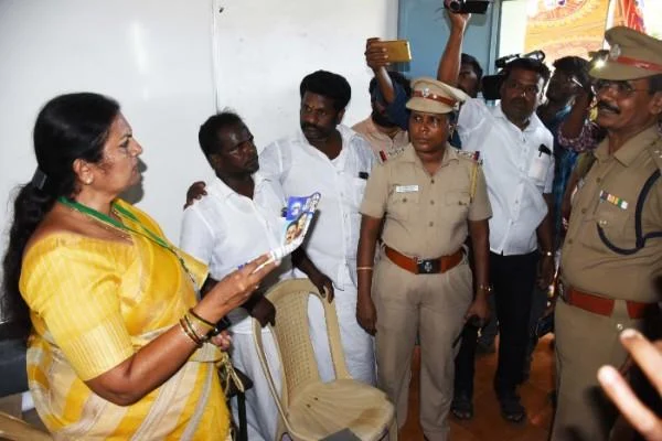 மறு வாக்குப்பதிவு நடத்த வேண்டும்! - திருச்சி வேட்பாளர் சாருபாலா தொண்டைமான் தர்ணாவால் பரபரப்பு