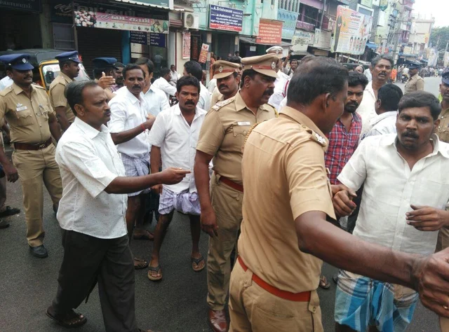 பெரியகுளத்தில் பன்னீர்செல்வம், எடப்பாடி உருவபொம்மை எரிப்பு!