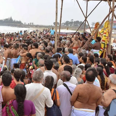 கடலில் நீராடிய ஸ்தல சயன பெருமாள்! - மாமல்லபுரத்தில் குவிந்த பக்தர்கள்