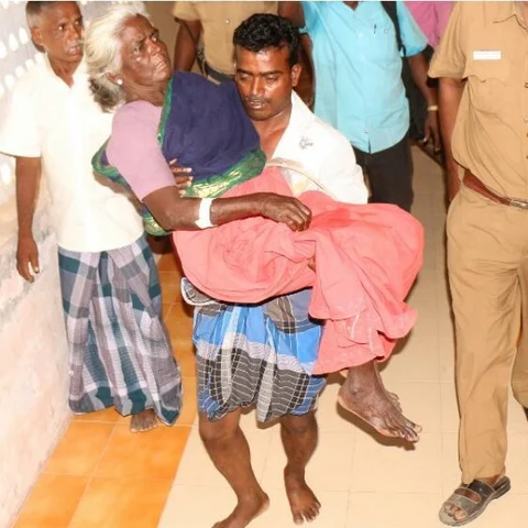 `போலீஸார் நடவடிக்கை எடுக்கவில்லை’ - காயமடைந்த தாயுடன் ஆட்சியர் அலுவலகம் வந்த மகன்!