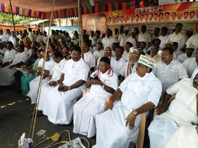 மத்திய அரசுக்கு எதிராகப் புதுச்சேரியில் முதல்வர் நாராயணசாமி உண்ணாவிரதம்
