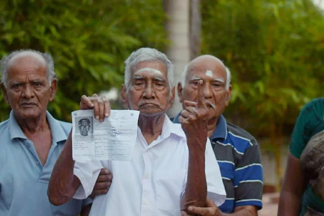 `நம் உரிமையை ஒருபோதும் விட்டுக்கொடுக்கக் கூடாது!' - 101 வயதில் வாக்களித்து அசத்திய முன்னாள் எம்.பி