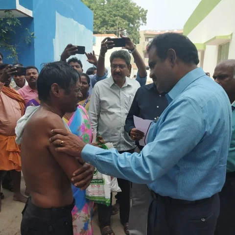 `15 வருடங்களா அலையுறேன் வேலை கிடைக்கல..!’ - கலெக்டர் அலுவலகம் முன் தீக்குளிக்க முயன்ற இளைஞர்