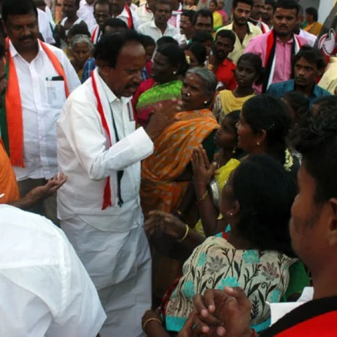 ``என் பையில் இருந்தா பணத்தை எடுக்க முடியும்?" - மக்களிடம் மீண்டும் கோபப்பட்ட தம்பிதுரை!