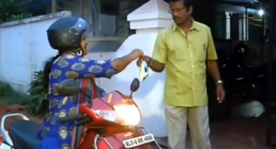 `பதவி வந்தா என்ன?’ - வீடுவீடாக பால் பாக்கெட் போடும் திரிச்சூர் மேயர் அஜிதா