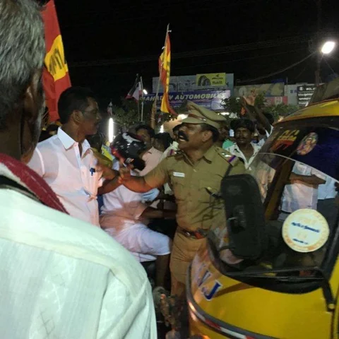 அ.ம.மு.க தொண்டர்களின் செயலால் தலையில் அடித்துக்கொண்ட பொதுமக்கள்!