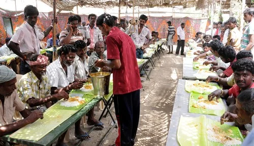 மீன் பிடித்தடை காலம் முடிவடைவதால்; தூத்துகுடியில் மீனவர்கள் ஒன்றுகூடி பொதுவிருந்து