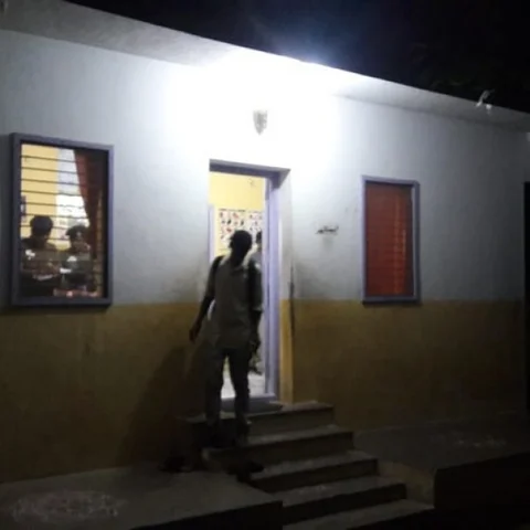 `ஆபாச வீடியோ போட்டு பாலியல் வன்கொடுமை செய்கிறார்! - ஆதரவற்ற சிறுமிகள் கண்ணீர் வாக்குமூலம்
