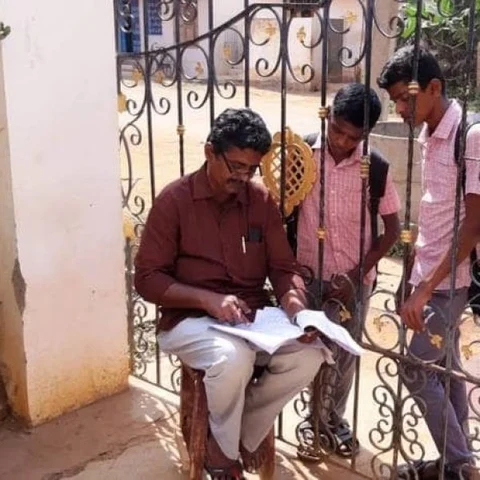 `இதோ இன்னொரு பகவான்!’ - கைதானாலும் கடமை தவறாத ஆசிரியர்