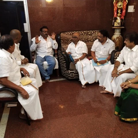 தொகுதிகள் ஒதுக்குவதில் இழுபறி - அ.தி.மு.க, தே.மு.தி.க தனித்தனியே தீவிர ஆலோசனை!