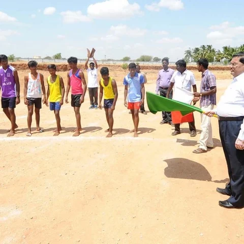 எம்.ஜி.ஆர் நூற்றாண்டு விழா: கரூரில் கலெக்டர் தலைமையில் விளையாட்டுப் போட்டிகள்