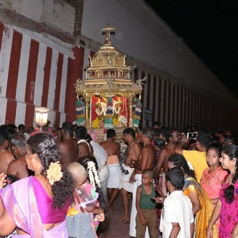 திருச்செந்தூரில் 6 மாதத்துக்குப் பிறகு ஓடிய தங்கத்தேர்..! பக்தர்கள் தரிசனம்..!