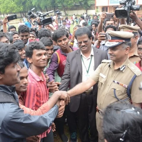 பட்டாக்கத்தி விவகாரம்! மாநில கல்லூரி மாணவர்கள் மத்தியில் உருக்கமாகப் பேசிய போலீஸ் கமிஷனர்