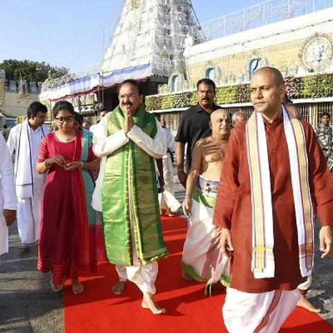 பொதுமக்கள் வரிசையில் சுவாமி தரிசனம் செய்த வெங்கைய நாயுடு!