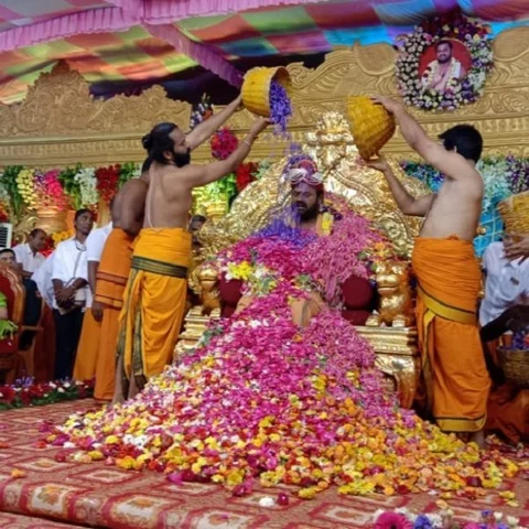 மூன்று மாநில ஆளுநர்கள் பங்கேற்ற வேலூர் சாமியாரின் பிறந்தநாள் விழா - போக்குவரத்து மாற்றப்பட்டதால் மக்கள் அவதி