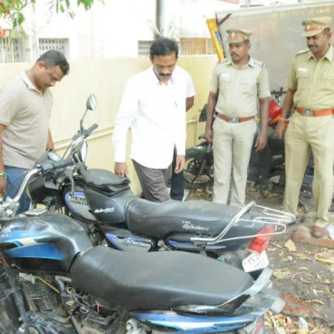 பைக்கில் சடலத்தைக் கடத்தி வேலூரைத் தெறிக்கவிட்ட பரபரப்பு சம்பவம்!