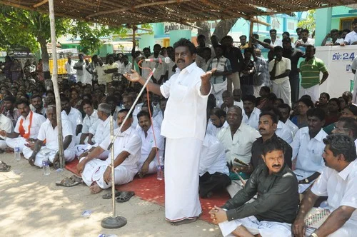 போலீஸை கண்டித்து ராமேஸ்வரத்தில் கடையடைப்பு, உண்ணாவிரதம் (படங்கள்)