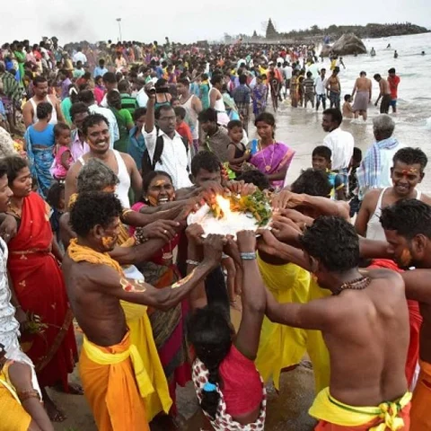 கடல் கன்னியம்மனுக்கு செம விருந்து! - மாமல்லபுரம் கடற்கரையை அதகளப்படுத்தும் இருளர் விழா #MyVikatan