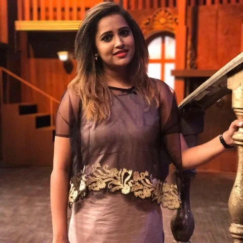 ''ஜிமிக்கி கம்மல் டான்ஸர்ஸைவிட தமிழ்நாட்டு பொண்ணுங்க ஸ்மார்ட்!"- 'கலக்கப் போவது யாரு' ஜாக்குலின்