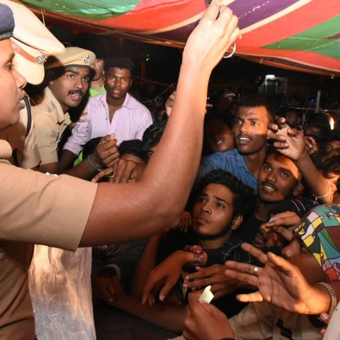 ‘புத்தாண்டு கொண்டாட்டத்தில் அத்துமீறிய இளைஞர்கள்’ - சாவியைப் பறித்து கேக் கொடுத்த கோவை போலீஸ்
