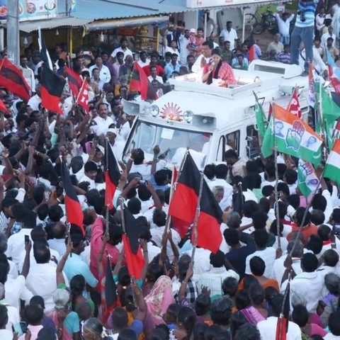 `வரிசை கட்டி நின்ற பஸ்கள், 50 நிமிடம் பயணிகள் தவிப்பு! '- கனிமொழி பிரசாரத்தால் போக்குவரத்து நெரிசல்