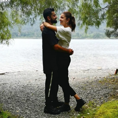 `தனித் தீவு...டிரெக்கிங்...படகு சவாரி!’ - ஹாலிடே மோடில் விருஷ்கா #Virushka