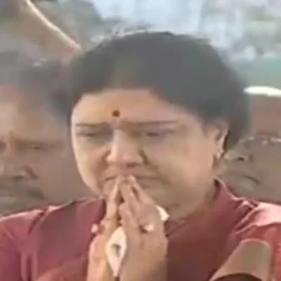 ஜெயலலிதா நினைவிடத்தில் சசிகலா