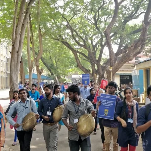 “கலாசாரம் என்ற பெயரில் இனியும் ஒடுக்குமுறை வேண்டாம்!” பிரசாரத்தில் கல்லூரி மாணவர்கள்