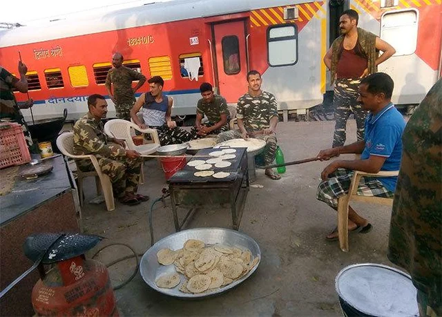 19 மணி நேரம் பசியால் தவிப்பு! ஓடும் ரயிலை நிறுத்தி சமைத்து சாப்பிட்ட 1500 சி.ஆர்.பி.எஃப் வீரர்கள்