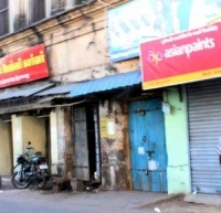 இன்ஸ்பெக்டரை பணிநீக்கம் செய்யக்கோரி வியாபாரிகள் கடையடைப்பு (படங்கள்)