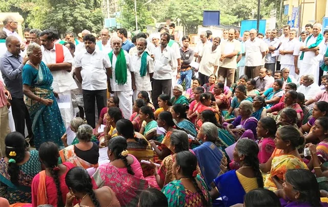 `கரூர் - கோவை ஆறுவழிச் சாலையால் 3,000 ஏக்கர் விளைநிலங்கள் பாழாகும்!’ - கொந்தளிக்கும் விவசாயிகள்