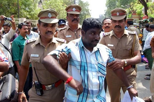 பார்வையற்றவர்களை பந்தாடிய காவல்துறை!