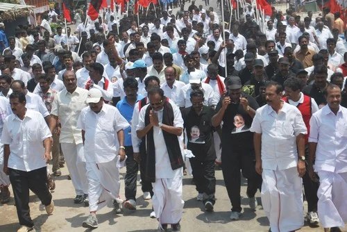 பூரண மதுவிலக்கு கோரி நடைபயணம் தொடங்கினார் வைகோ! (படங்கள்)