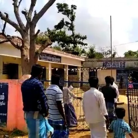 `அவங்கள உடனே மாத்துங்க' - புதுக்கோட்டையில் தலைமையாசிரியைக்கு எதிராகக் களமிறங்கிய பெற்றோர்கள்!