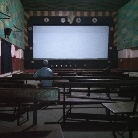 'காற்று வெளியிடை கண்ணம்மா... தியேட்டர்ல ஆளு எங்கம்மா?' - அலறல் ஃபேஸ்புக் ஸ்டேட்டஸ்