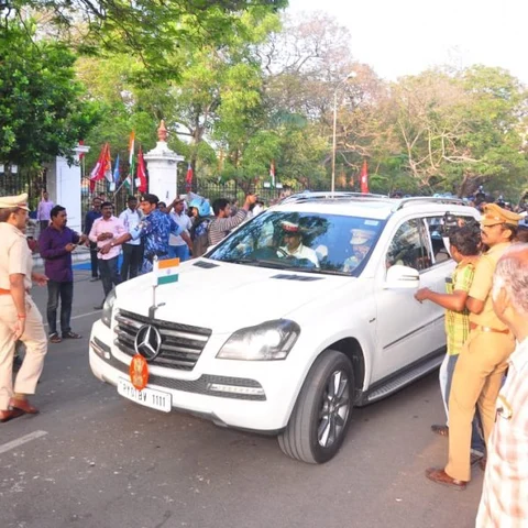 `இரண்டு வாயில்களிலும் தர்ணா; அதிரடிப்படை பாதுகாப்பில் கிரண் பேடி' - தொடர் பதற்றத்தில் புதுச்சேரி!