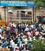 டெல்லி போலீஸுடனான பேச்சுவார்த்தையில் இழுபறி: திகார் சிறையிலேயே அண்ணா உண்ணாவிரதம்