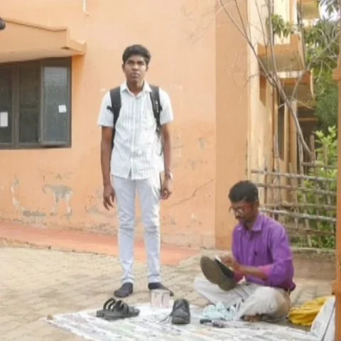 மரித்துப் போகாத மனிதநேயம்.. ஷூ பாலிஷ் செய்து நிதி திரட்டும் இளைஞர்!