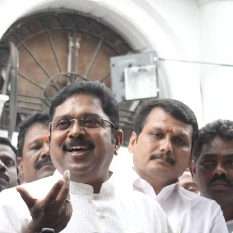 உண்மையிலேயே சசிகலா குடும்பத்தின் பிடியில் இருந்ததா அ.தி.மு.க? அதிர்ச்சியில் தொண்டர்கள்!