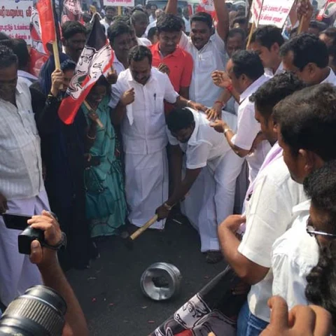 கட்சி மாறிய செந்தில்பாலாஜி... குக்கரை உடைத்து வழியனுப்பு விழா நடத்திய கரூர் அ.தி.மு.க-வினர்!