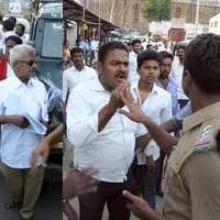 டிராபிக் ராமசாமியுடன் அ.தி.மு.க.வினர் மோதல்: ஸ்ரீரங்கத்தில் பரபரப்பு!