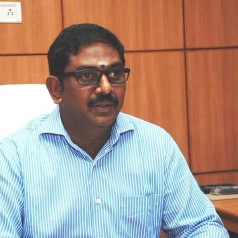 ‘வாட்ஸ் அப் போட்டோவ வச்சு அரஸ்ட் பண்ணிடுவேன்!’ - அதிகாரிகளுக்கு டோஸ் விட்ட ஈரோடு கலெக்டர்