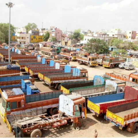 தொடங்கியது இரண்டு நாள் லாரி ஸ்ட்ரைக்! - சரக்குப் போக்குவரத்து முடங்கும் அபாயம்