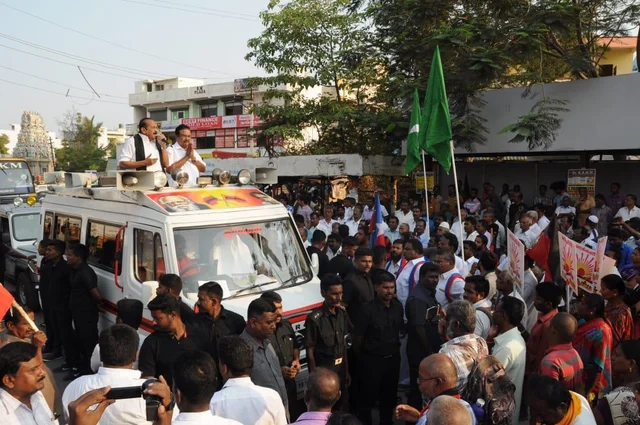 'கண் கலங்கிய கணேசமூர்த்தி; தேற்றிய வைகோ!' - வாக்குச் சேகரிப்பில் நெகிழ்ச்சி