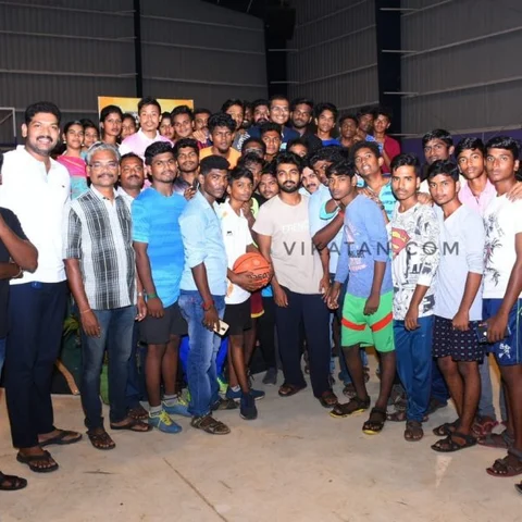 ‘கஜா துயர் துடைக்க களமிறங்கிய இளைஞர்கள்’ - ஜி.வி.பிரகாஷ் கொடுத்த சர்ப்ரைஸ்
