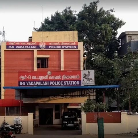 `சீரியலைப் பார்த்தேன்... லவ் பண்ணினேன்!' - நடிகையைத் தேடி வந்த ஈரோடு இன்ஜினீயர்