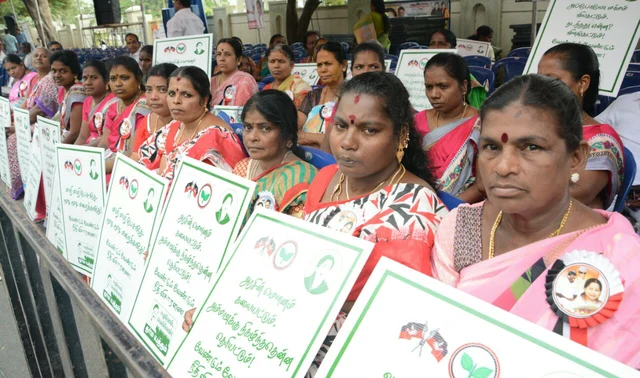 ஓ.பி.எஸ் அணியினர் உண்ணாவிரதம்: எழும்பூரில் பன்னீர்செல்வம்