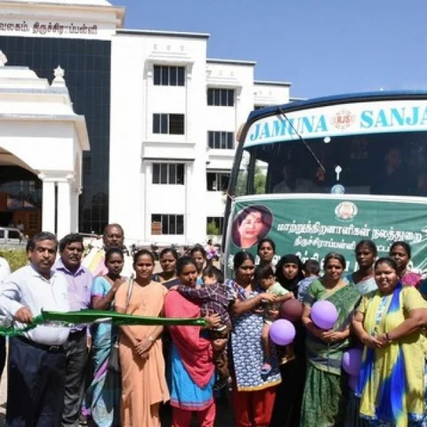 மனவளர்ச்சி குன்றிய குழந்தைகள் சுற்றுலாப் பயணம்! மாவட்ட ஆட்சியர் தொடங்கிவைத்தார்