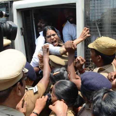 ரஜினிகாந்த் உருவபொம்மை எரிப்பு! சென்னையில் போக்குவரத்து பாதிப்பு